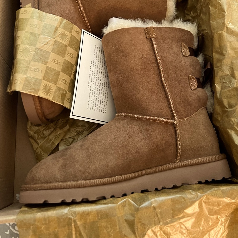 Brand NEW Ugg boots! Very nice Woman size 5 Original Box and packaging.